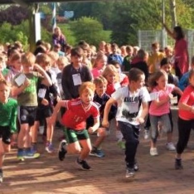 Kinder starten einen Spendenlauf