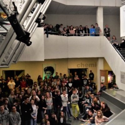 In der Aula des Bertha-von-Suttner-Gymnasiums steht die Schulgemeinschaft und schaut gebannt zur Bühne