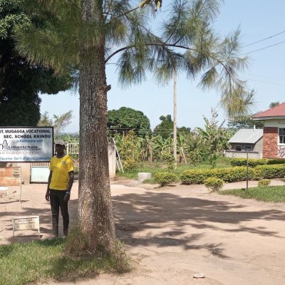 Wachmänner schützen das verlassene Schulgelände in Masaka