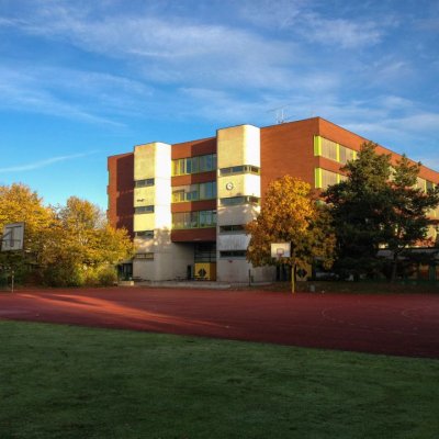 Sportplatz im Vordergrund der Willy-Brandt-Gesamtschule 