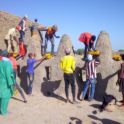 Durch gemeinschaftlichte Renovierungsarbeiten an der Großen Moschee von Djenné werden die traditionellen Lehmbautechniken weitergegeben.