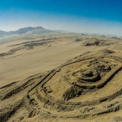 Luftbild von den Überresten einer Festung in der Wüste Perus