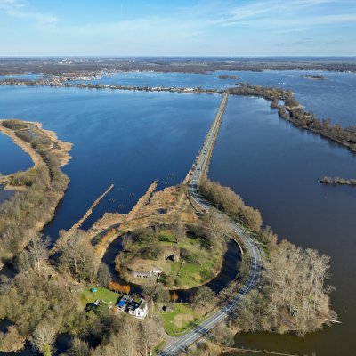 Luftbild von holländischen Straßen und Landstrichen umgeben von Wasser