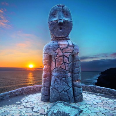 Ein Monument in der Form einer Chinchorro Mumie auf einer Steinterasse am Meer