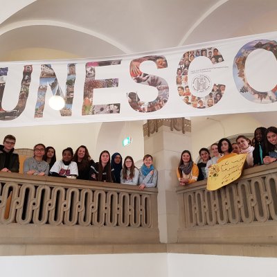 Schüler:innen unter UNESCO-Banner am Hans und Sophie Scholl-Gymnasium Ulm