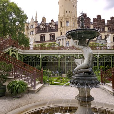 Blick aus der Orangerie und dem Schlossgarten auf das Schloss.